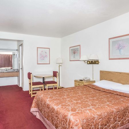 Super 8 By Wyndham Phoenix Metro North Dış mekan fotoğraf